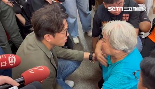 社子島下跪阿嬤遭疑臨演　沈伯洋回應了