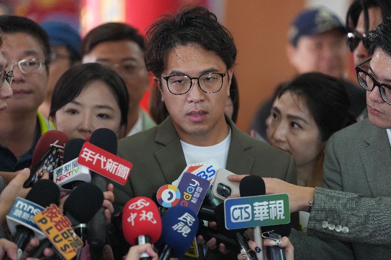 民進黨台北市長參選人沈伯洋(中)17日在社子島坤天亭,出席祈安賜福遶境活動,接受媒體聯訪回應時事