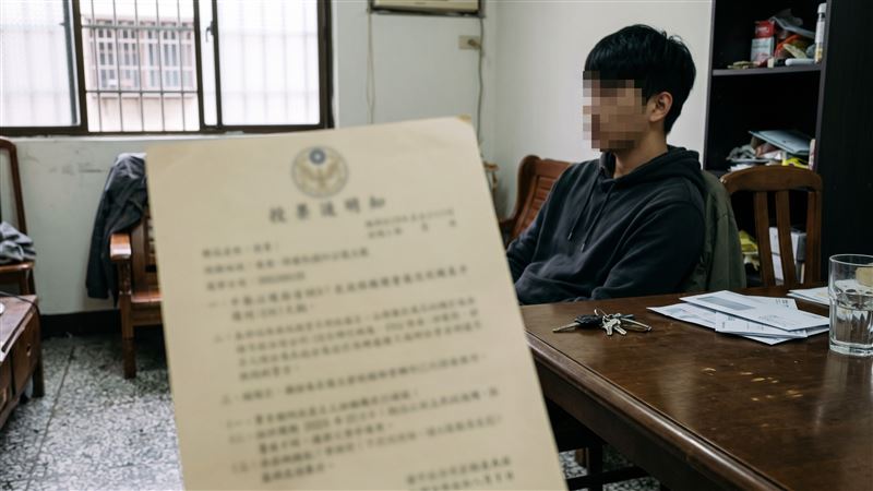 役齡男子因妨害兵役獲緩起訴處分,但他再次收到陸軍常備兵役軍事訓練徵集令,仍沒前往報到,被撤銷緩起訴處分,遭依法送辦。(示意圖/AI製圖)