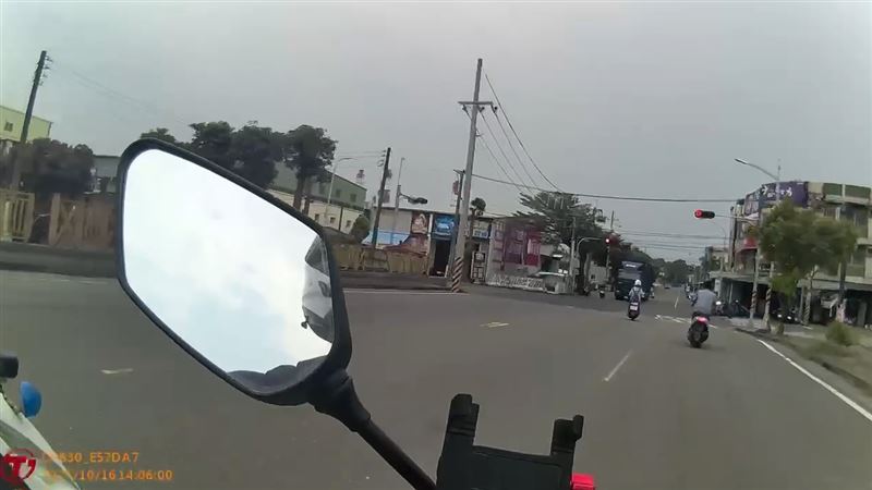 林園警追無牌車擦撞！2警受傷騎士逃