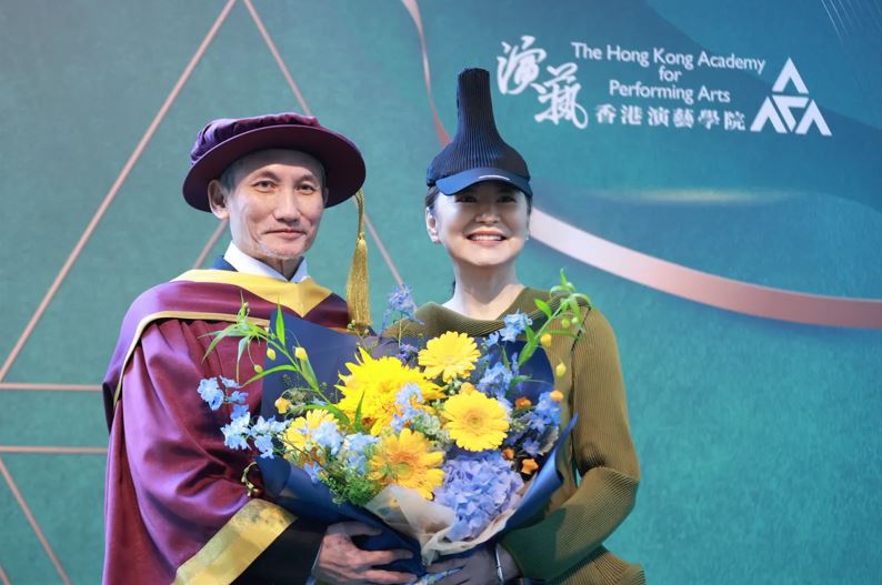 林青霞驚喜現身典禮親自獻花祝賀徐克，感性表示這份榮耀也要獻給施南生。（圖／電影工作室提供）