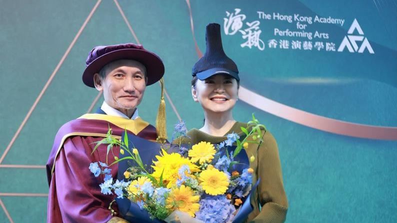 徐克獲頒榮譽博士　林青霞驚喜現身獻花