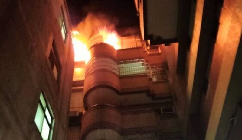 58 歲女子酒後因故與同住家人爆發嚴重口角爭執,女子情緒極度失控下企圖輕生,隨後憤而獨自衝進房間內,點火引燃個人衣物,未料火勢瞬間失控擴大燃燒,釀成整棟大樓火警。(圖/翻攝畫面)