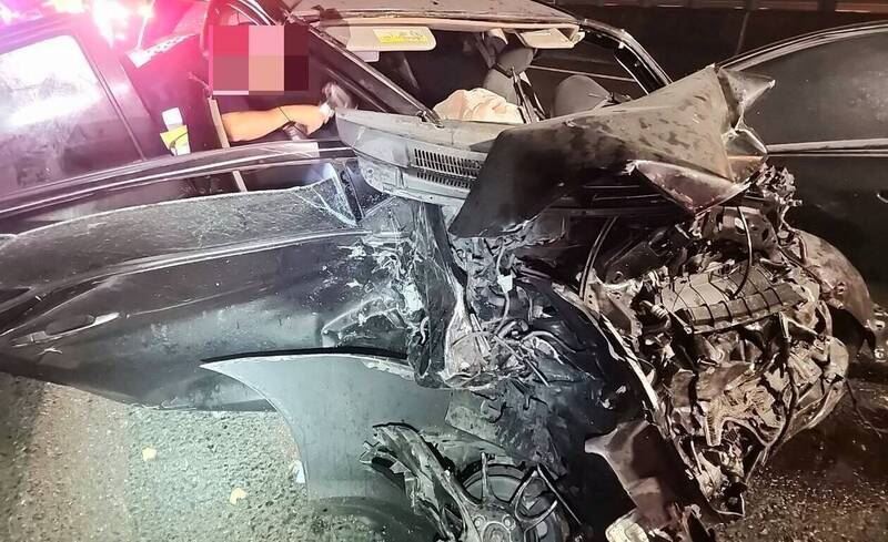 黑色轎車受創慘重,前半部車體幾乎被撞得稀爛,前保險桿、水箱護罩與引擎蓋向內扭曲折疊。(圖/翻攝畫面)