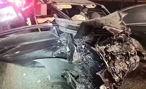 驚悚現場！國三5車連環撞車頭削爛成廢鐵