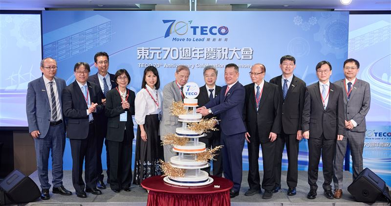東元電機舉辦70週年論壇與慶祝大會,董事長利明献攜手童子賢、簡立峰等重量級領袖聚焦AI轉型與未來能源,宣示強攻AI基礎建設。(圖/東元提供)