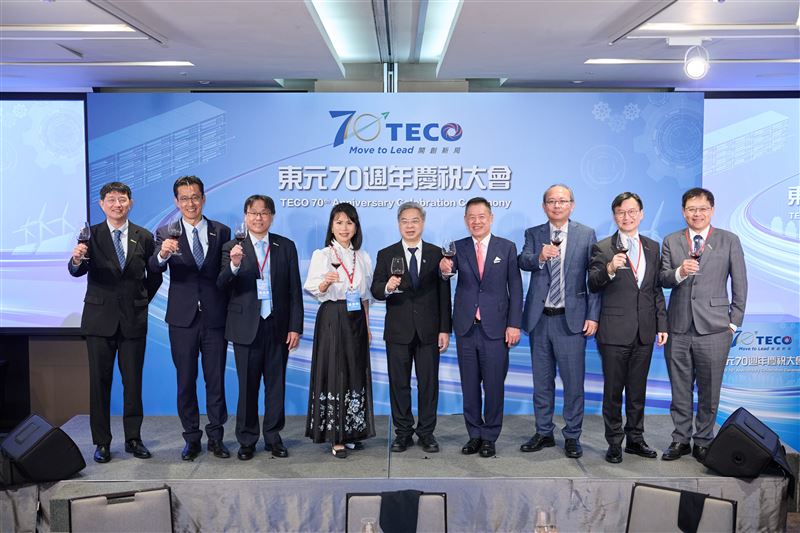 東元電機舉辦70週年論壇與慶祝大會,董事長利明献攜手童子賢、簡立峰等重量級領袖聚焦AI轉型與未來能源,宣示強攻AI基礎建設。(圖/東元提供)