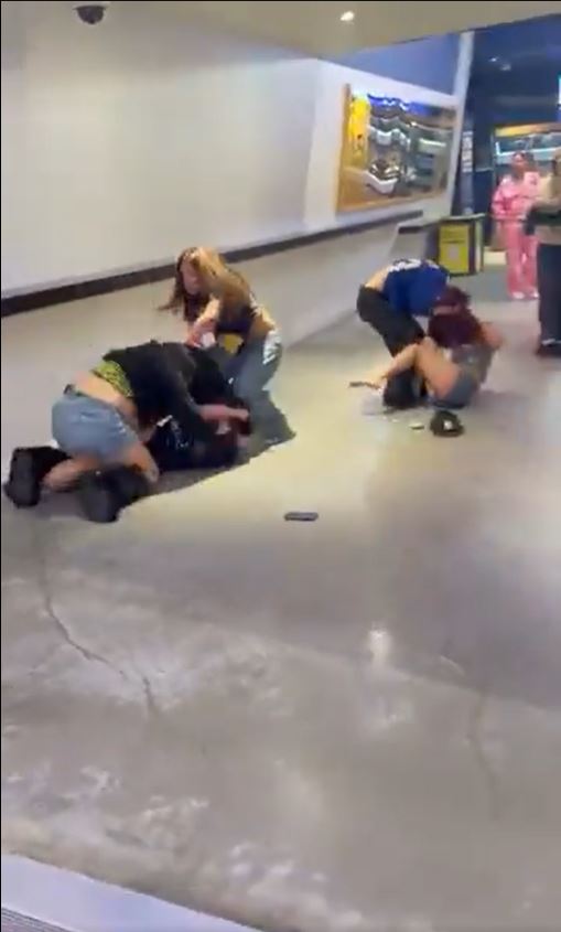 網路上瘋傳一段影片,畫面中多名女子在場外爆發肢體衝突、互扯頭髮。(圖/翻攝自X平台 @karinchisss)