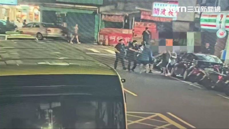 北市蘇男與趙姓女友在知行路上當街互毆。(圖/翻攝畫面)