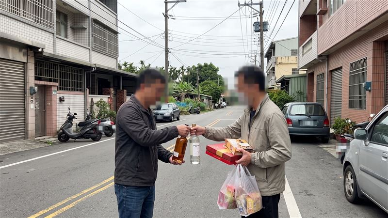 屏東縣車城鄉林姓鄉民代表候選人送威士忌酒、高粱酒、月餅、香腸禮盒給選區內向選民,涉嫌賄選。(示意圖/AI製圖)