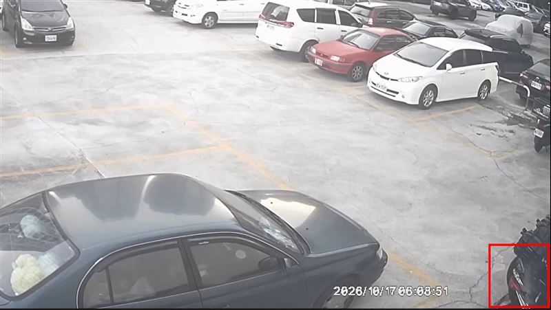 機車上的電動打氣機竄出火煙。(圖/翻攝畫面)