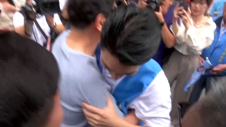 國民黨中央委員江永雄連署要求開除趙少康黨籍,蔣萬安見趙少康給與握手擁抱打氣(圖/翻攝畫面)