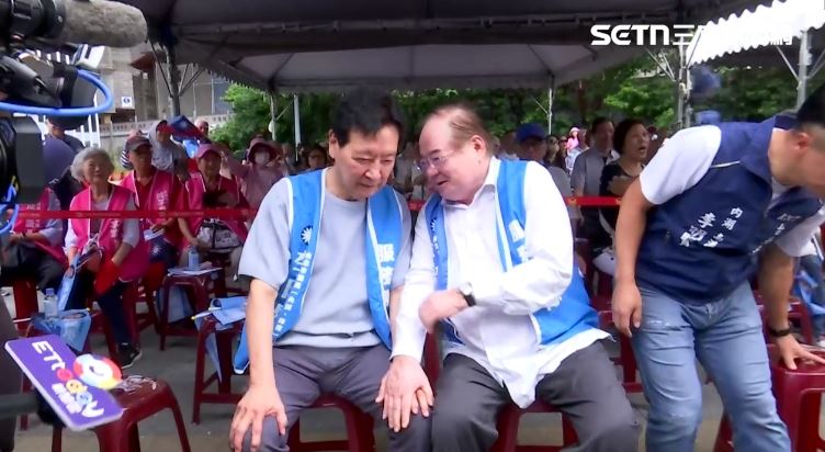 國民黨中央委員江永雄連署要求開除趙少康黨籍引風波,趙少康與國民黨副主席兼秘書長李乾龍並肩而坐交談。(圖/翻攝畫面)