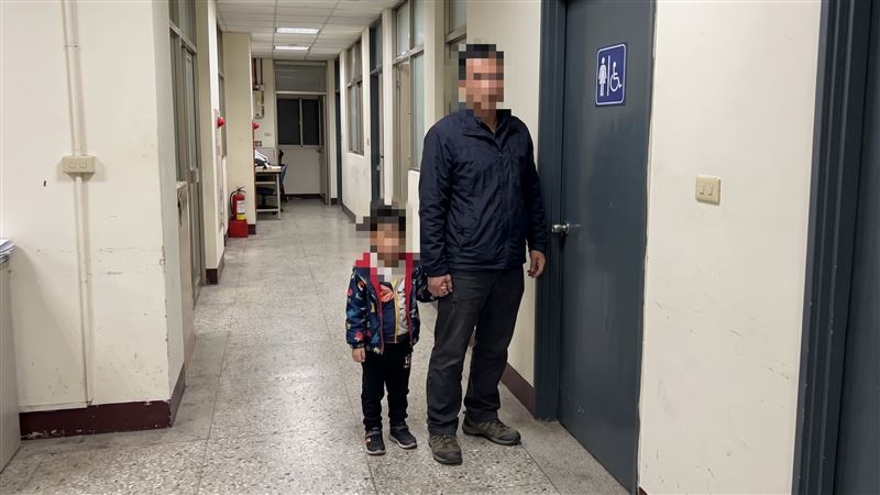 擁「緝毒英雄」的前調查官陳麒元,收受羈押被告、受刑人賄賂,多次以辦案借提為由,借提人犯讓他們跟家人碰面,在市調處廁所等地,讓人犯跟親人發生性行為,作為調查官竟然還在門外,幫忙把風兼照顧人犯小孩。(示意圖/AI製圖)