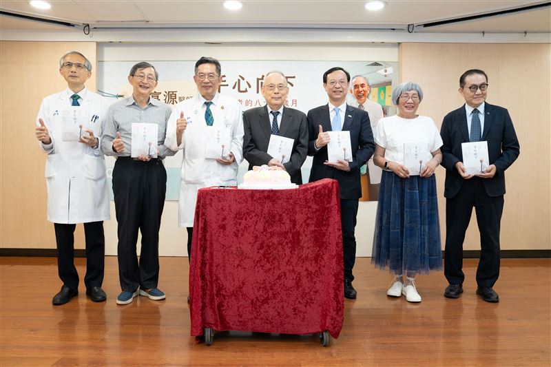 馬偕醫院兒科名譽教授黃富源(中)出書,衛福部長石崇良(右3)到場致意。(圖/馬偕醫院提供)