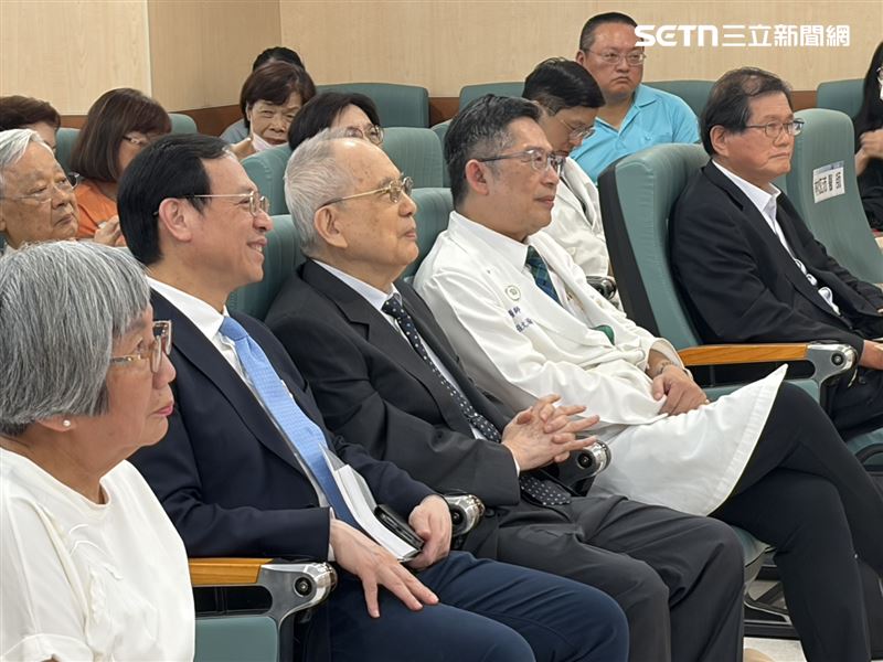 馬偕醫院兒科名譽教授黃富源出書,衛福部長石崇良(左2)為該書寫序並到場致意。(圖/記者簡浩正攝影)