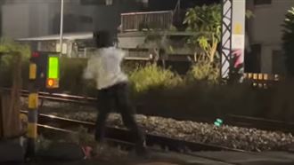 白目男平交道滯留、丟石頭！最高可罰百萬