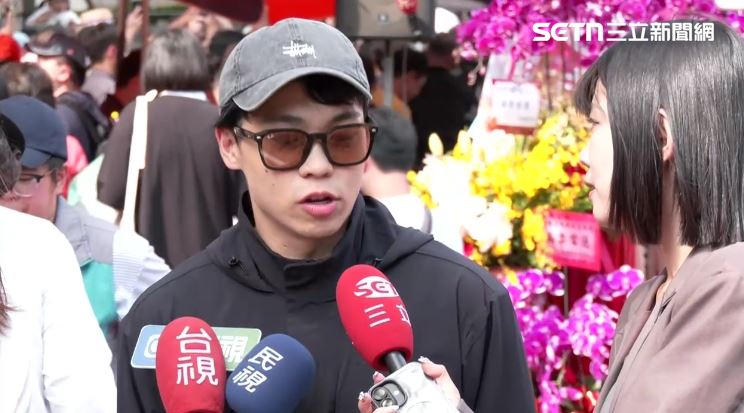 賀瓏現身高嘉瑜、沈伯洋競總成立大會,他表示洋流與新聞畫面上雷同,看起來不是網軍。(圖/翻攝畫面)