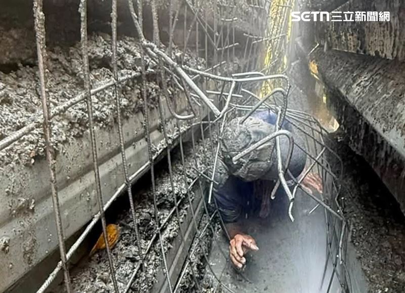 砰！南投鐵皮屋突倒塌「2男遭壓受困」
