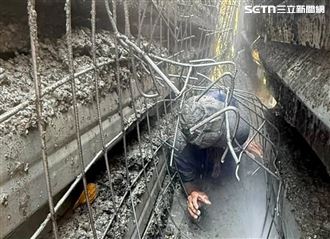 砰！南投鐵皮屋突倒塌「2男遭壓受困」