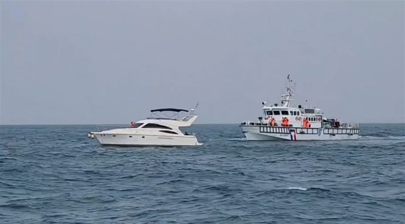 海巡人員在外海攔截該艘遊艇。(圖/翻攝畫面)