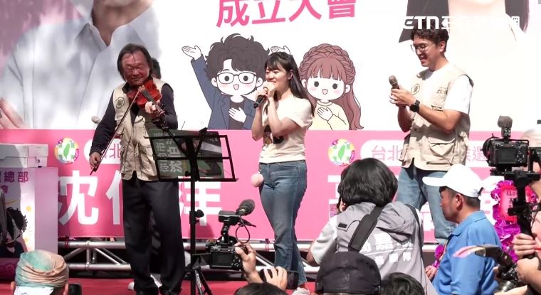 在王世堅拉琴伴奏下,沈伯洋與高嘉瑜合唱橄欖樹。(圖/翻攝畫面)