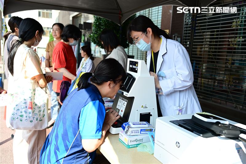 亞洲大學附屬醫院17日舉辦「樂齡老化暨健康促進嘉年華」，結合健康講座、運動體驗、營養教育與多項檢測，協助長者及家人認識身體狀況，將「動得輕鬆、吃得健康、檢得安心」落實於日常。（圖／亞大醫院提供）