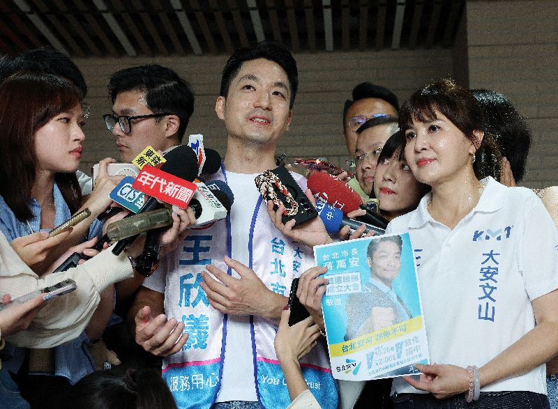 台北市長蔣萬安(中)17日到文山區出席爭取連任的國民黨台北市議員王欣儀(前右)競選總部成立活動,會前受訪回應時事議題