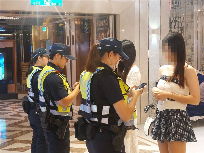 桃園分局昨(17日)進行臨檢,美腿叢林再現。(圖/翻攝畫面)