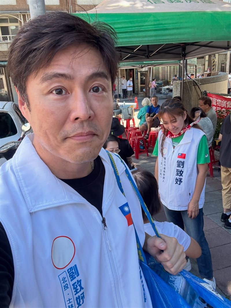 劉至翰近日陪同妹妹劉致妤掃街拜票。(圖/翻攝自劉至翰Threads)