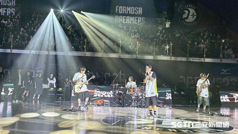 夢想家開幕戰邀請金曲樂團滅火器獻唱《今天的我》。(圖/記者倪芝蓉攝影)