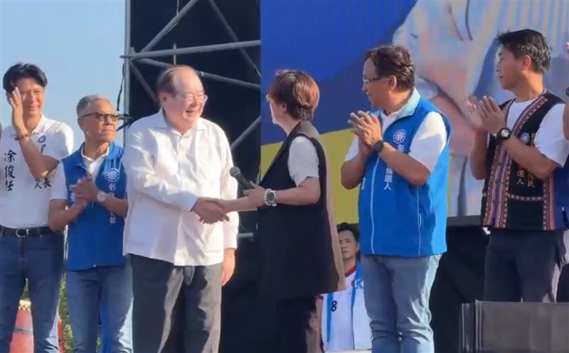 王惠美致詞時僅談到公投議題,離場前與李乾龍、魏平政握手。(圖/翻攝畫面)
