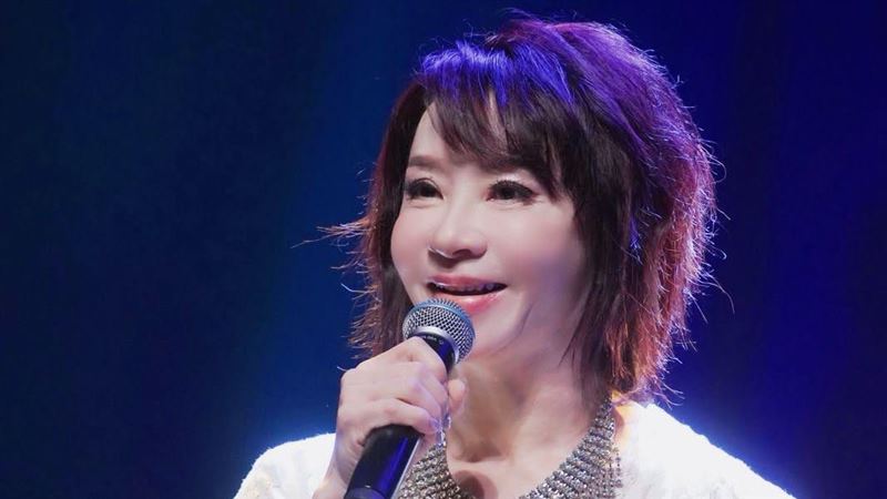昔遭親姊騙光2億　63歲玉女歌手凍齡現身