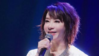 昔遭親姊騙光2億　63歲玉女歌手凍齡現身
