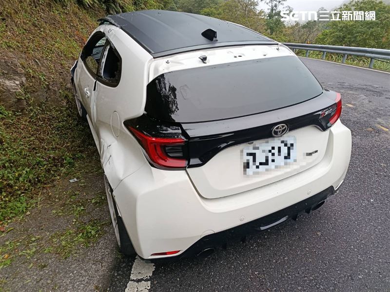 鄭男駕駛白色自小客車，行經北宜公路56.3公里處時，疑似因清晨下雨路面潮濕，整台車不慎自撞右側山壁。（圖／翻攝畫面）