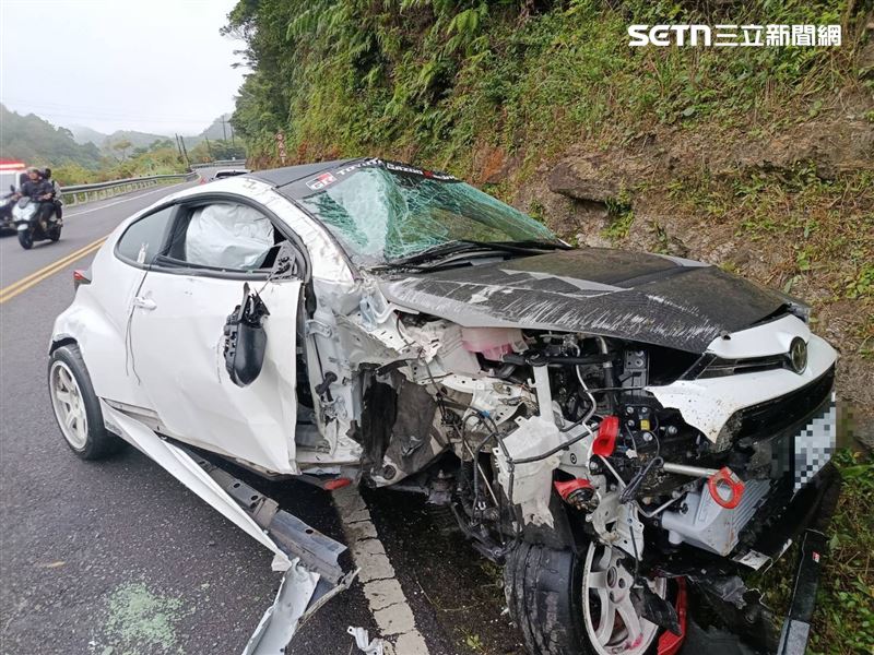 北宜公路車禍！汽車自撞山壁「車頭全爛」
