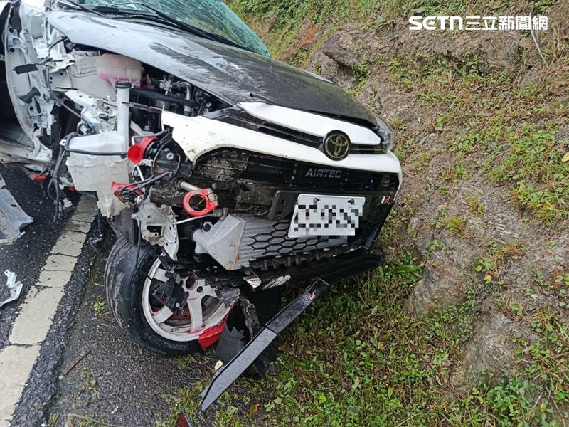 鄭男駕駛白色自小客車，行經北宜公路56.3公里處時，疑似因清晨下雨路面潮濕，整台車不慎自撞右側山壁。（圖／翻攝畫面）