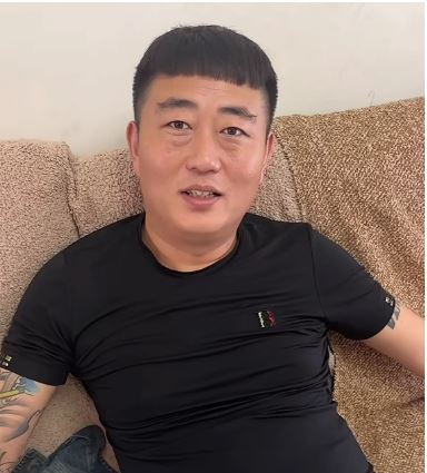 中國大陸知名愛妻網紅「沂蒙三老闆」孫翊洺驚傳於16日不幸猝逝,享年38歲!(圖/翻攝自抖音)