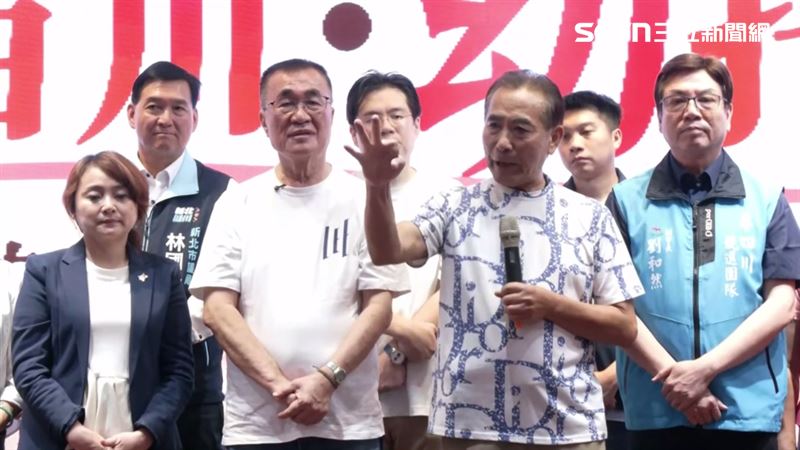 李四川幼托後援會長蘇傳臣（圖左三），在上台致詞時嗆蔣萬安任職4年台北市長，從沒參加過園長會議。（圖／翻攝畫面）