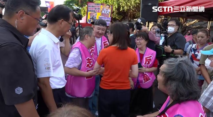 蔣萬安不出席凱道反虐童集會,派出北市副市長林奕華、北市教育局長湯志民及北市社會局長姚淑文三人到現場聆聽,被參與的民眾嗆台北市政府無能。(圖/翻攝畫面)