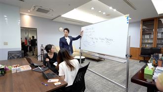 蔣萬安訪談被酸爆　網轟：演得有夠假