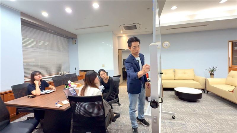 蔣萬安向幕僚們報告。(圖/翻攝自佳穎T政步臉書)