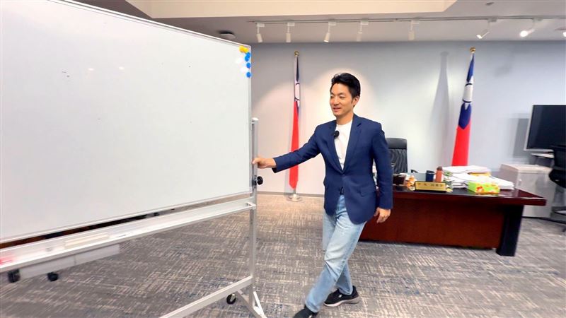蔣萬安親自拉白板講解。(圖/翻攝自佳穎T政步臉書)