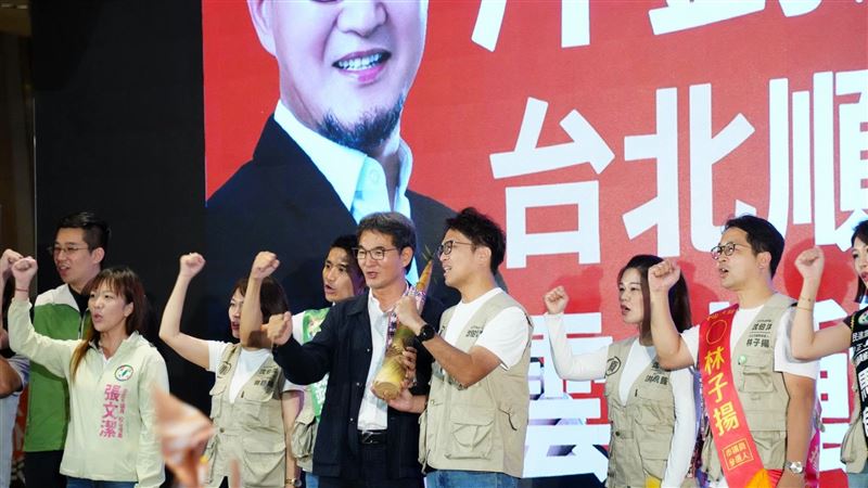 洋劉正派！劉建國、沈伯洋互贈筍子與陀螺