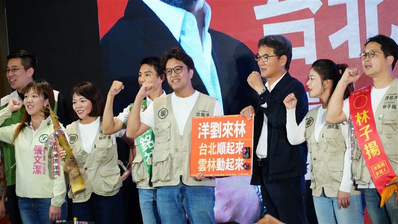 臺北市長參選人沈伯洋成立臺北市雲林鄉親後援會，雲林縣長參選人劉建國特別北上出席，兩人互贈筍子與戰鬥陀螺　盼臺北順起來、雲林動起來。。（圖／翻攝畫面）