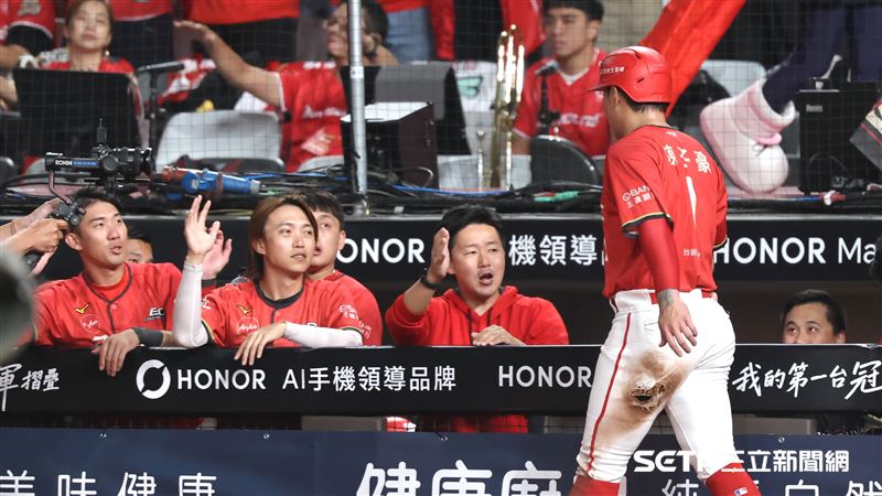 中職37年台灣大賽G1，味全龍左外野手陳子豪靠林辰勳高飛犧牲打跑回第2分。（圖／記者劉彥池攝影）