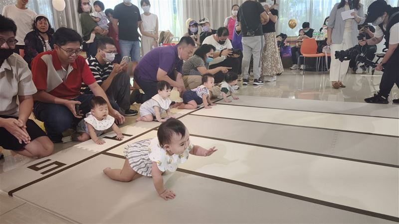 有寶寶一馬當先。(圖/翻攝畫面)