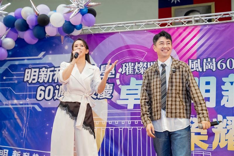 高宇蓁跟李明川台上互動。(圖/產值娛樂提供)