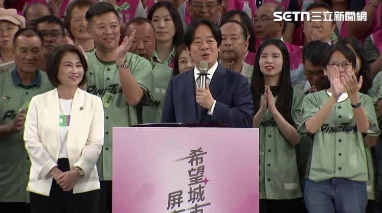 黨政人士表示，賴清德肯定屏東縣長周春米規劃明年推動65歲以上長者免健保費，與中央反對立法院要求中央支應相關費用，根本不矛盾。（圖／翻攝畫面）