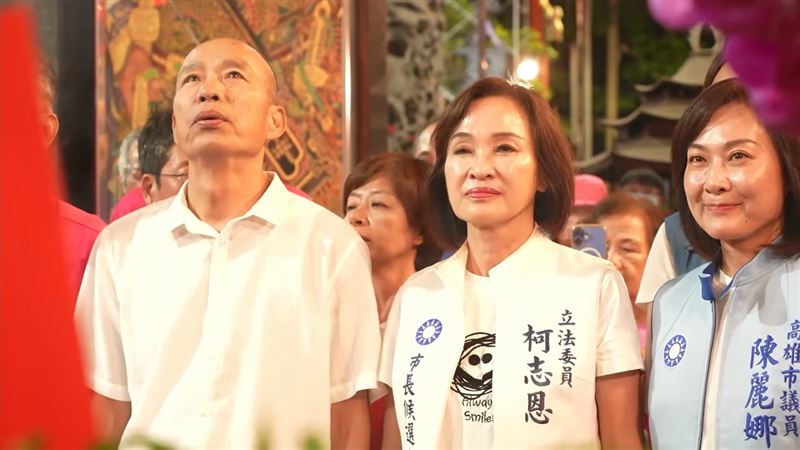 柯志恩與韓國瑜進入鳳儀宮代天府參香。(圖/翻攝畫面)